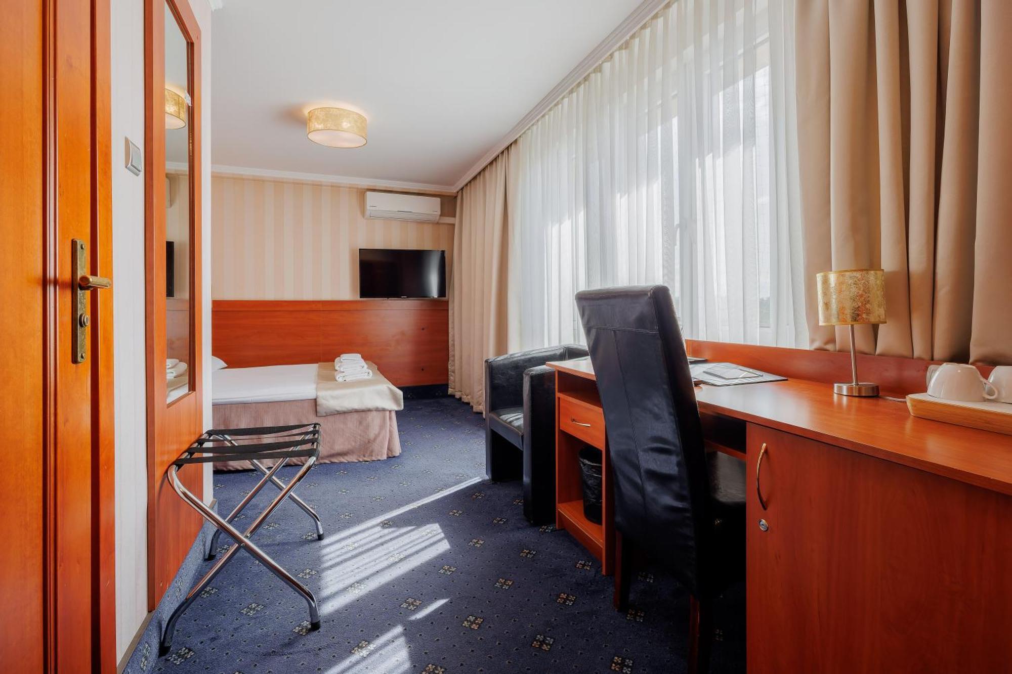 Hotel Cristal Park Tarnow Exterior photo