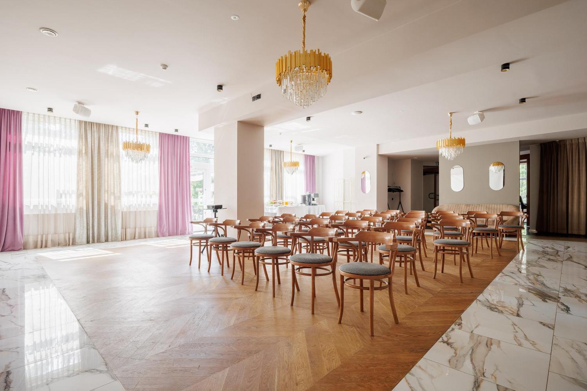 Hotel Cristal Park Tarnow Exterior photo
